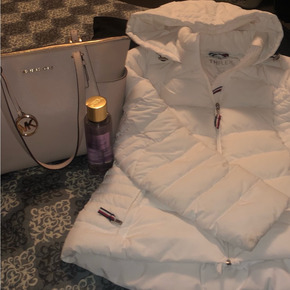 Womens large (fits small)white Tommy Hillfiger puffer jacket.